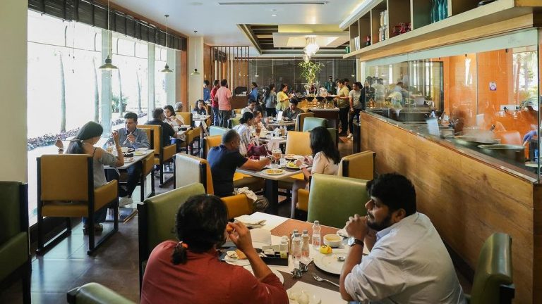 MINI City Drive People Get Together- MINI Infinity Cars