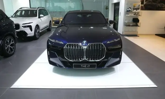 BMW Showroom Juinagar