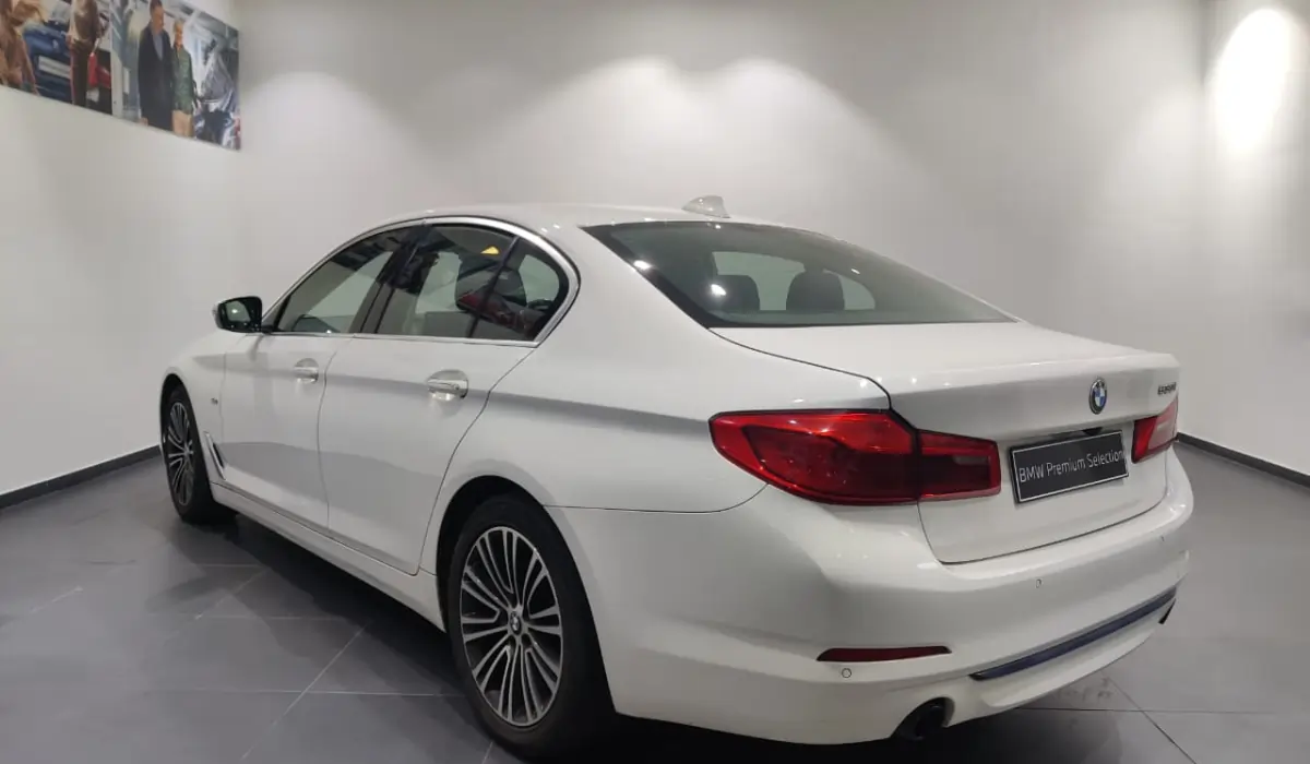 Pre-owned BMW 530i